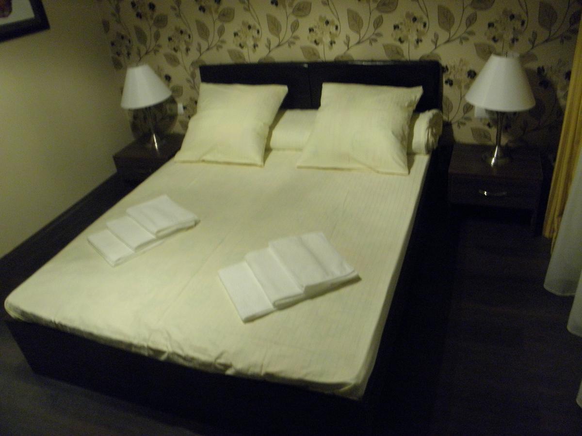 Krts Korona Hotel Sudilovichi Buitenkant foto