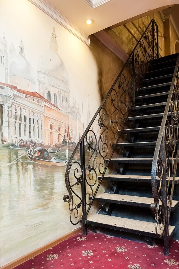 Krts Korona Hotel Sudilovichi Buitenkant foto